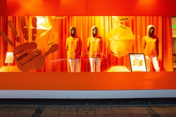 Zum Start von Orange the world: Schaufenster des Kaufhauses Ahrens leuchtet ORANGE Foto: Anna Scheidemann, Marburg